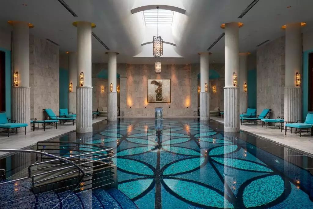 استخر سرپوشیده Four Seasons Bosphorus hotel